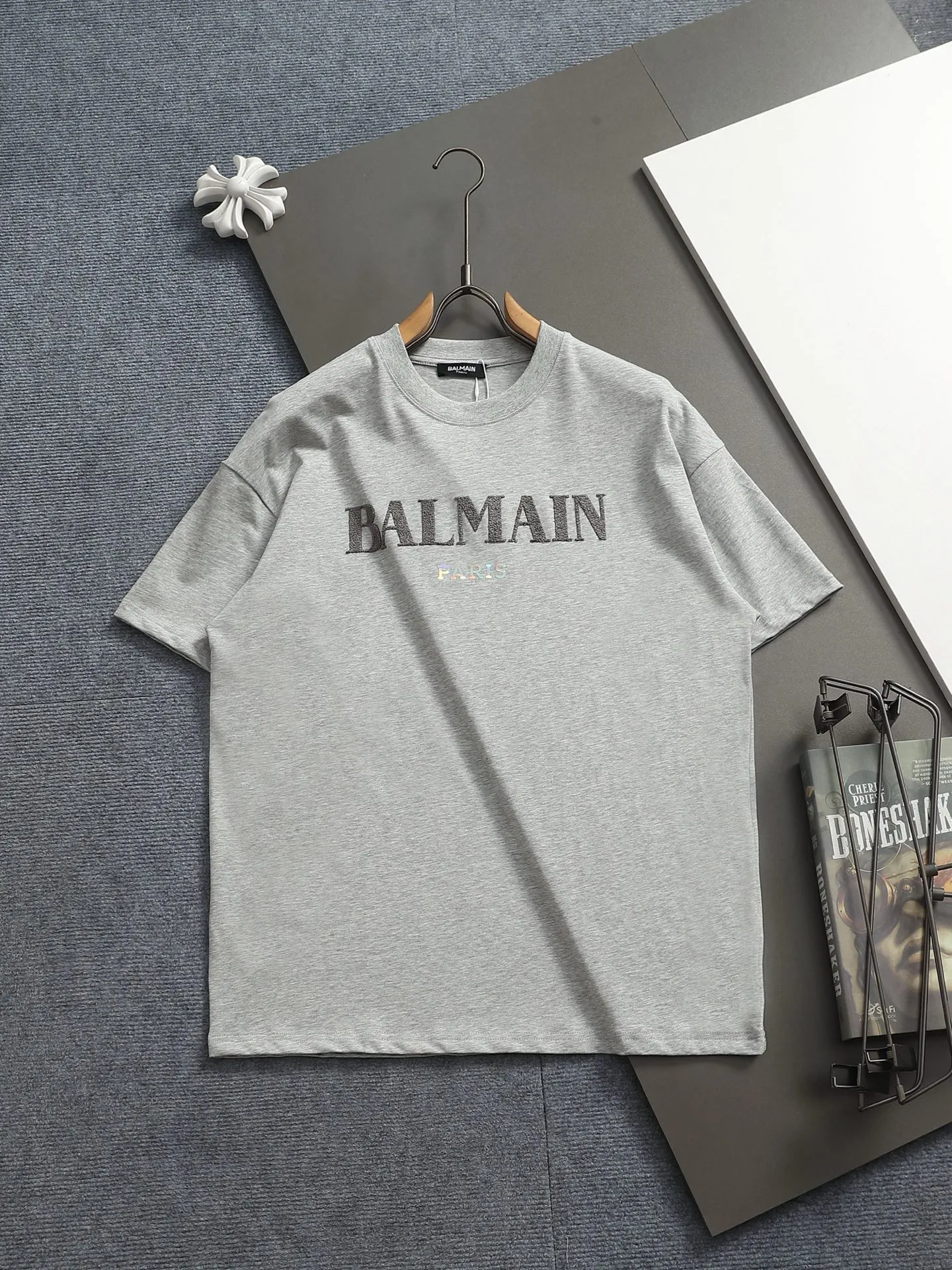 BALMAN round neck short sleeves. Simple three-dimensional letter flocking logo logo is exquisitely upgraded. The original fabric is official Same Style. Double-ply large terry fabric is dyed in the same vat. It feels very comfortable. The latest brick cabinet synchronization for spring and summer. Fashionable and personalized. Super Versatile. A good-looking short sleeve. Very suitable for both men and women. A must-have for everyone. Hang tag. Collar label. Washed wheat. Three labels are complete. Color: White Black Gray Size: XS~L